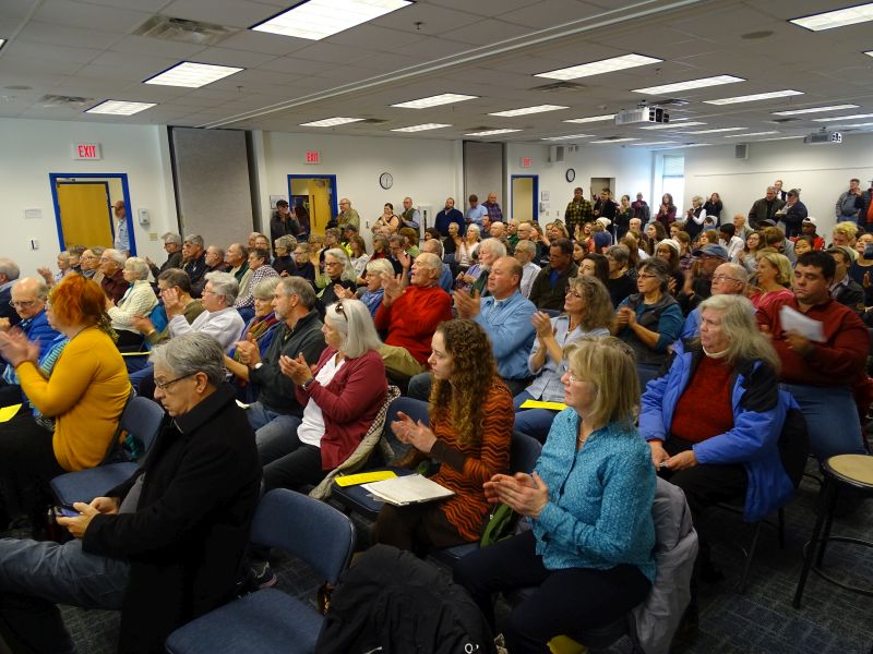 The crowd applauds Harkness’ words. (photo by Erica Thoms)