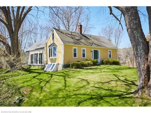 An exceptional 1790 historic home with modern comfort & features. Historic Village of Head Tide. Picturesque water frontage on Sheepscot River. Barn features master suite or use as private guest quarters. 83 Head Tide Rd, Alna 83 Head Tide Rd, Alna, Maine Newcastle Realty