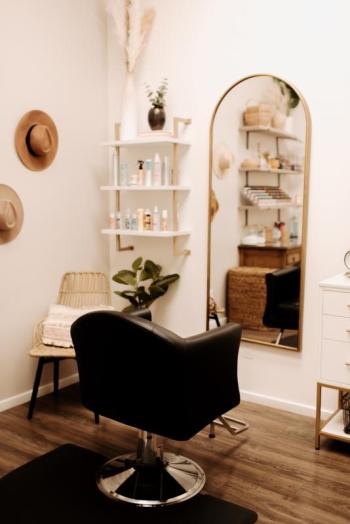 Hats, baskets, rattan, dried flowers, pampas grass and a tall arched mirror are standout decor in the salon. (Photo courtesy Cheyenne J. Photography, @Cheyjonesphoto)