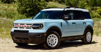 Robin’s Egg Blue is one of the Bronco Sport Heritage colors. Note also the retro white steel wheels, 29-inch all-terrain tires and raised “safari”-style roof.