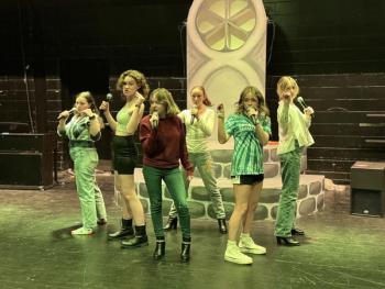 From left to right: Kerrigan Peterson, Fen Forand, Sara Ackley, Rosie Fishman, Chloe Day-Lynch, Annie Costello (Photo by Ethan Ratner)