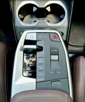 What shift lever? Top left is the engine start/stop button. Push the toggle bar below it forward to select reverse and backward to go forward (yes, it’s counterintuitive). When you’re done, push the P button to simultaneously engage neutral and the e-brake. Push the knurled drum to turn the sound system on and off and roll it to adjust the volume. The MY MODES button calls up the screen below; then select PERSONAL, SPORT or EFFICIENT by touching the screen.