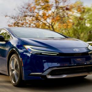 Nice, eh? It remains a subcompact 5-door liftback, but for 2023 Toyota made the Prius wider, lower and wedgier; it looks rakishly exotic. The powerplant and cabin were redesigned too, although not as radically. This color is Reservoir Blue and those are 19-inch aluminum-alloy wheels with all-season tires.