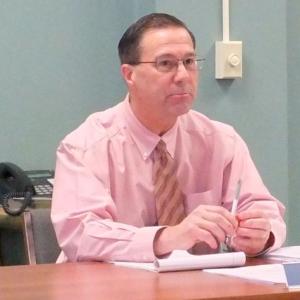 Knox County Administrator Andrew Hart at a 2023 Commissioners’ meeting. (Photo by Chris Wolf)