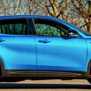 The silhouette points to the Hornet’s origins: Beneath the skin and badges, this is an Alfa Romeo Tonale, produced in Italy. The color is Blu Bayou; the wheels are part of the Hornet’s Blacktop Package.
