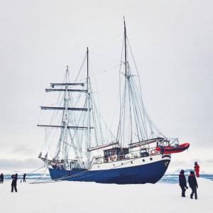 Antigua moored to the ice floe. (Photo courtesy Rockport Public Library)